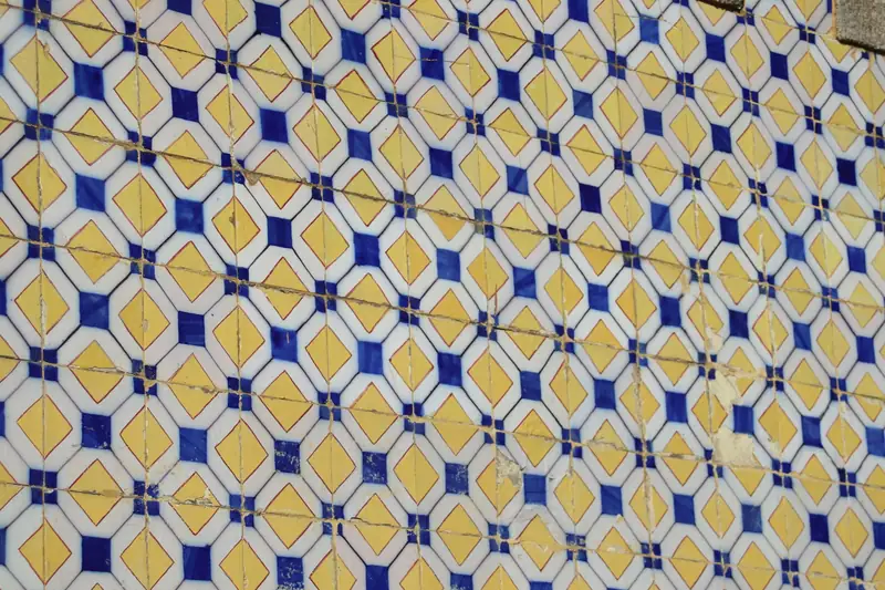 Mur de carreaux émaillés à motifs bleus et jaunes