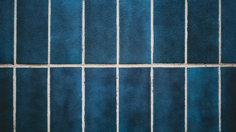 Carreaux émaillés bleu nuit séparés par des joints clairs