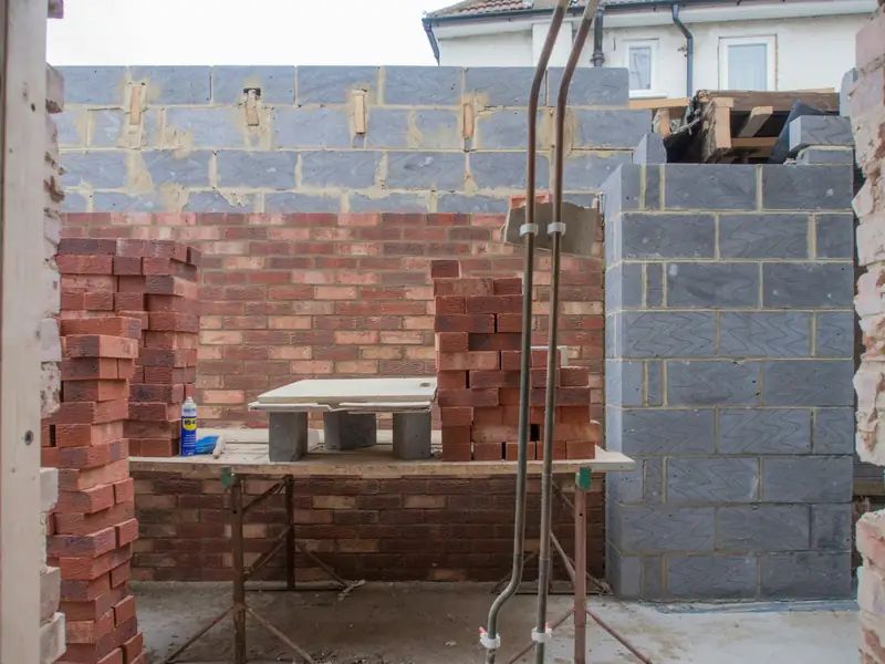 Murs d’une extension montés en blocs et en briques, chantier en cours