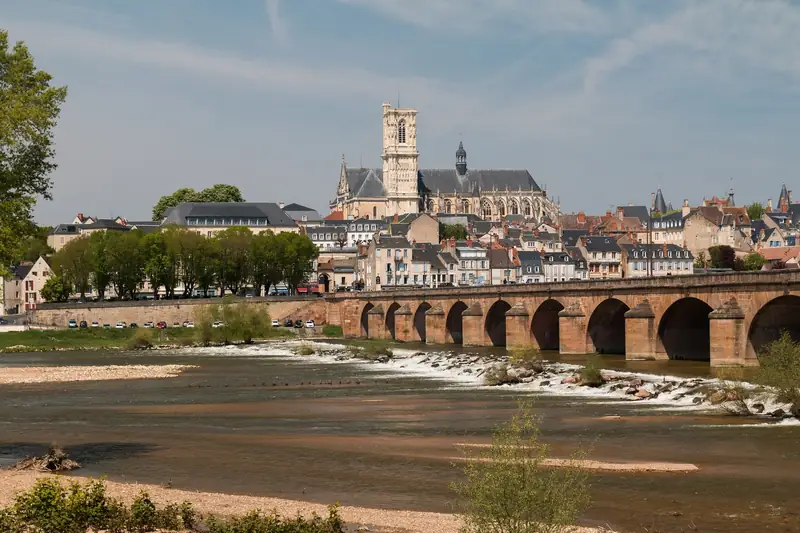 Vue de Nevers au bord de la Loire, le pont de pierre et la cathédrale qui domine la ville