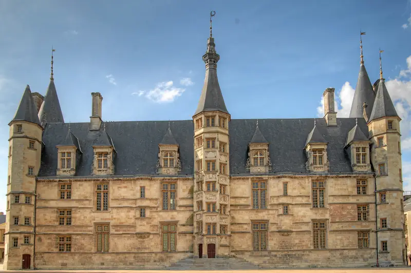 Façade du palais ducal de Nevers, tourelles et toitures d’ardoise