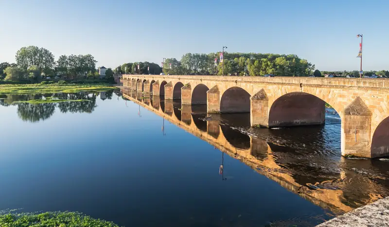 Le pont de pierre de Nevers et ses arches reflétées dans la Loire