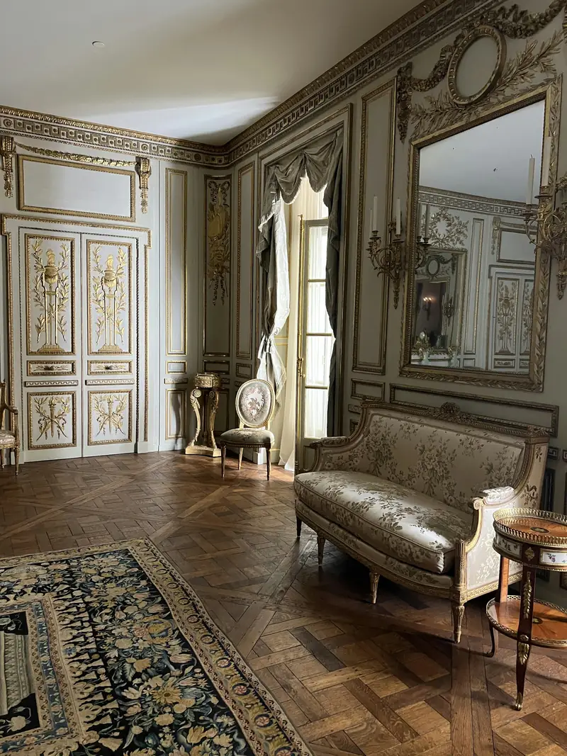 Salon ancien à boiseries et parquet en point de Hongrie