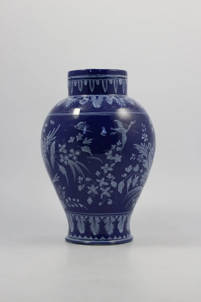 Vase en faïence de Nevers à fond bleu profond et décor blanc